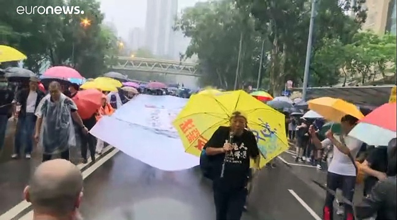 Bei strömendem Regen: Mehr als 1 Million protestieren in Hongkong