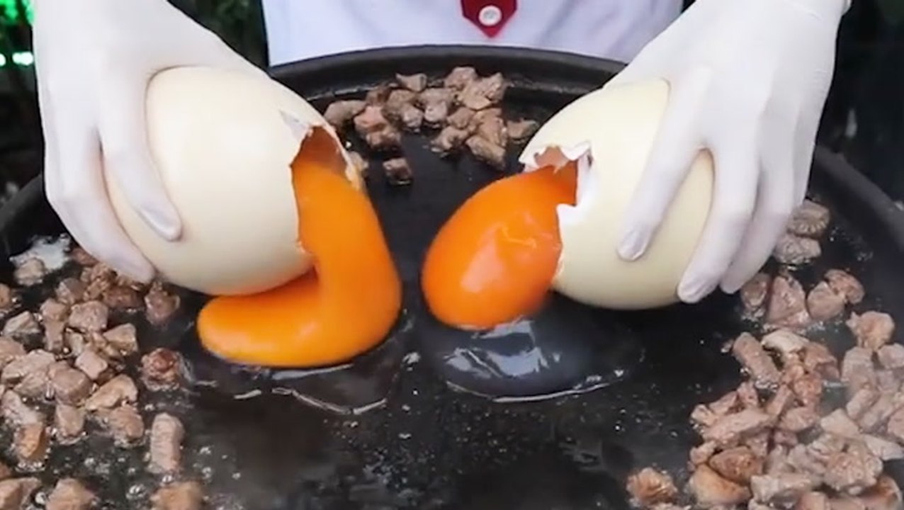 This Turkish chef uses ostrich eggs to create giant dishes
