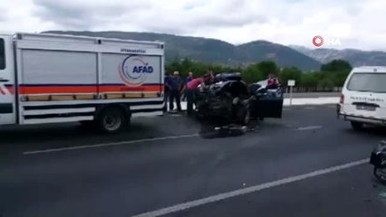 Yol kenarındaki kamyona arkadan çarpan otomobil hurdaya döndü: 1 ölü, 3 yaralı