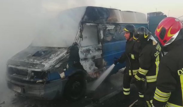 Monserrato (CA) - In fiamme un furgone sulla statale 554 (18.08.19)