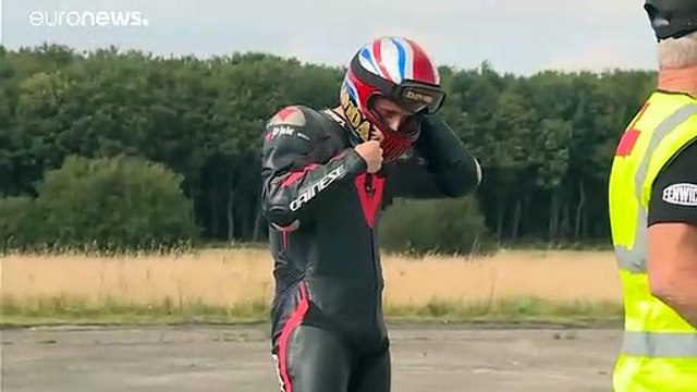 شاهد: بريطاني يحقق رقما قياسيا عالميا للسرعة بدراجته المسحوبة بسيارة