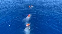 Un grupo de inmigrantes salta del barco del Open Arms