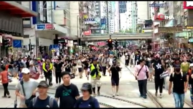 Hong Kong'da on binlerce kişi yeniden sokaklarda