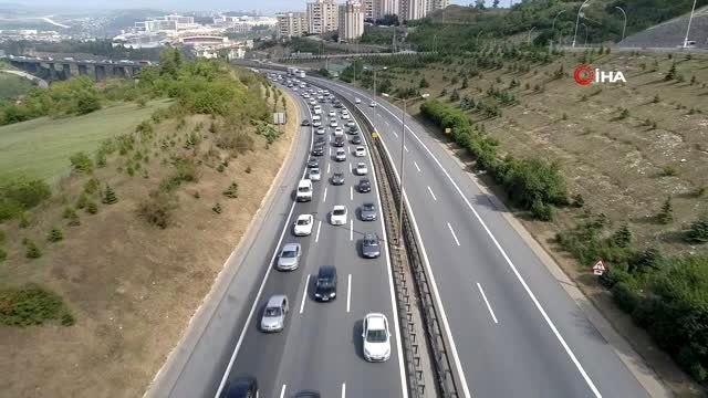 Tatilciler dönmeye devam ediyor... TEM'de bayram dönüşü trafiği havadan görüntülendi