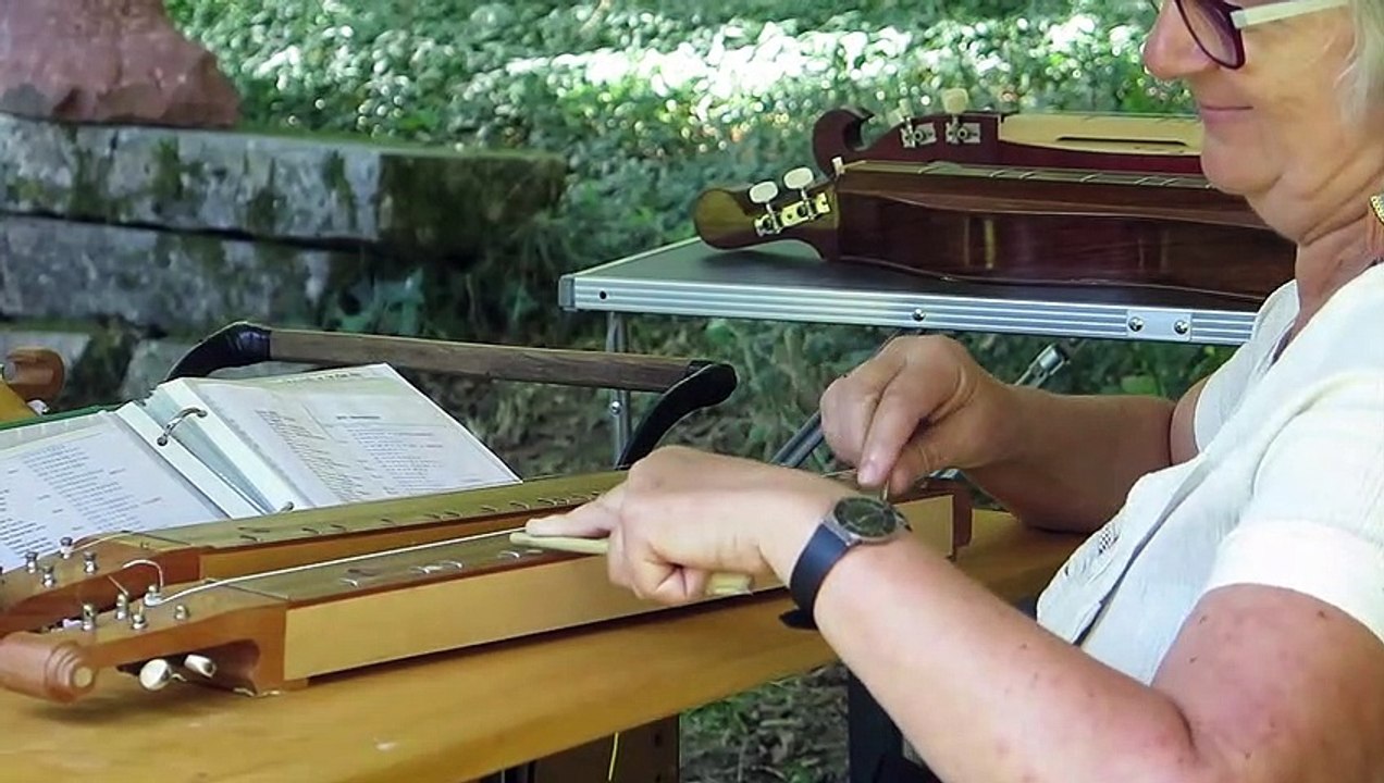 Marie-Claude Besombes et Pierre Duval jouent de l'épinette au Festi'Foss'Art