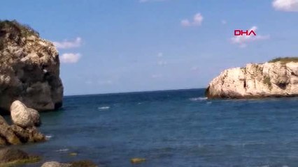 ŞİLE'DE GENÇLERİN TEHLİKEYE ALDIRMADAN DALGALI DENİZE GİRMESİ KAMERADA