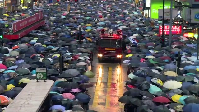 عشرات الالاف في مسيرات سلمية مؤيدة للديموقراطية في هونغ كونغ