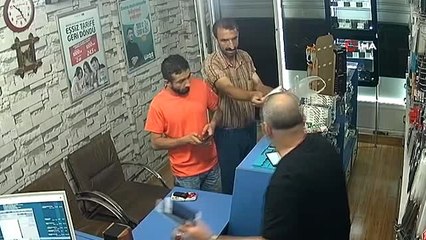 Cami için toplanan paraların olduğu kutuyu böyle çaldılar