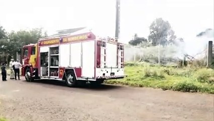 Incêndio em vegetação rasteira ameaçava residência no Bairro Canadá