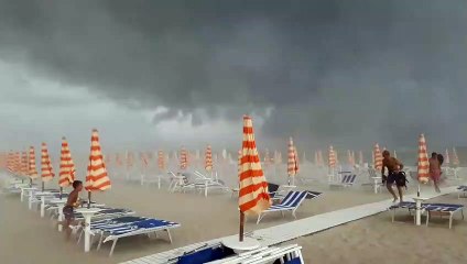 Descargar video: Impresionante tormenta en esta playa llena de turistas