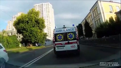 Paciente se escapa de una ambulancia en marcha