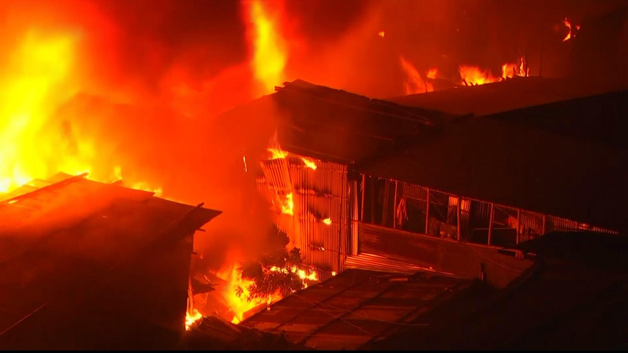 Bangladesh fire: Thousands of homes destroyed in Dhaka slum