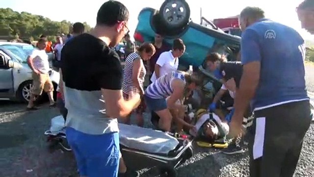 Hafif ticari araçla otomobil çarpıştı: 6 yaralı - MUĞLA