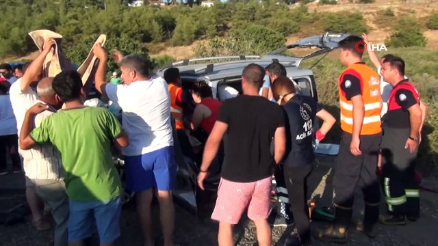 Hafif ticari araçla otomobil kafa kafaya çarpıştı; 2'si çocuk 6 yaralı