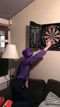 Il met la main sur la cible des fléchettes... mauvaise idée !