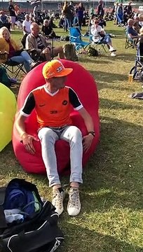 Ce gros saute et éclate un siège gonflable FatBoy !