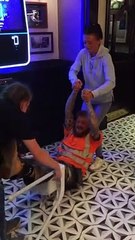 Il est coincé dans la chaise haute pour enfant...