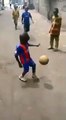 Cet enfant enchaîne les jongles de football avec le maillot du Barça sur le dos !