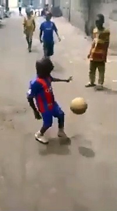 Cet enfant enchaîne les jongles de football avec le maillot du Barça sur le dos !