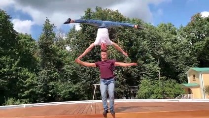 Il tient en équilibre tête sur tête avec un ami !