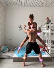 Cette maman a été critiquée pour avoir partagé la vidéo de son bébé sautant du lit et tombant sur la tête