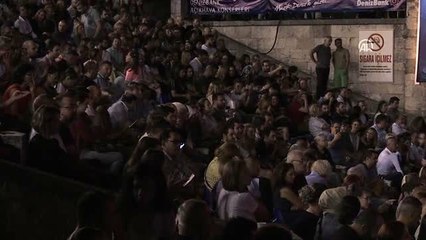 Ata Demirer Harbiye Açıkhava'da sahne aldı