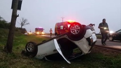 Sandero ocupado por cinco pessoas capota na rodovia PR-180