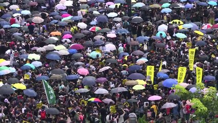 Gigantesca manifestación convoca a cientos de miles en Hong Kong pese a tormenta