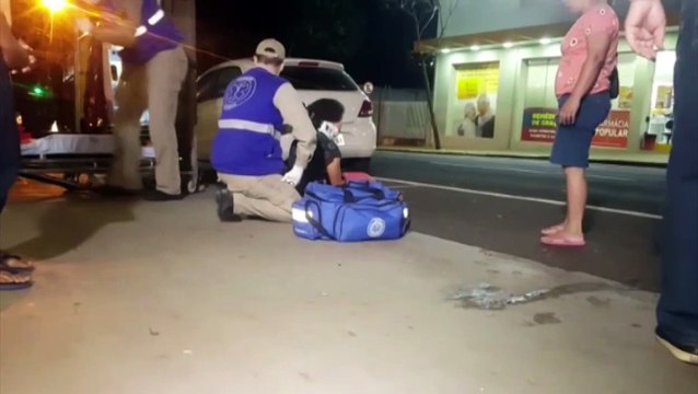 Jovem que estava na garupa de moto fica ferida na Rua Paraná, no Centro
