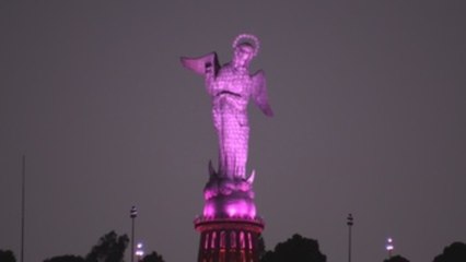 La Virgen del Panecillo de Quito se ilumina de rosa contra el cáncer de mama