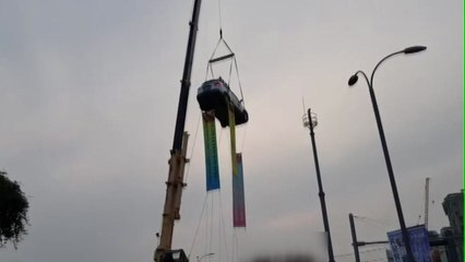 제주서 건설노동자, 승용차 매단 채 고공 시위 / YTN