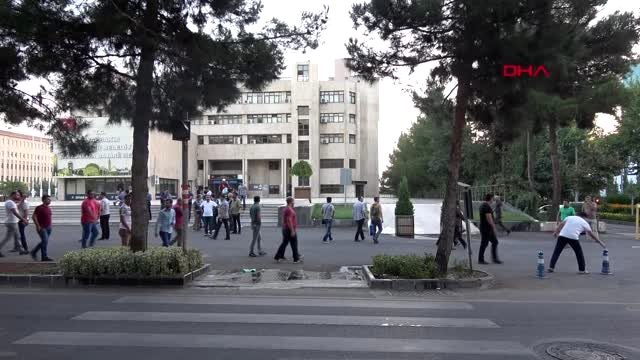 DİYARBAKIR BÜYÜKŞEHİR BELEDİYESİ POLİS TARAFINDAN ÇEMBERE ALINDI, BİR GRUP POLİS BİNAYA GİRDİ