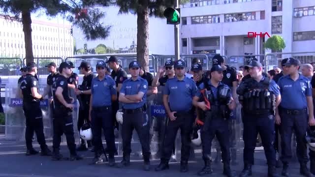 DİYARBAKIR BÜYÜKŞEHİR BELEDİYESİ POLİS TARAFINDAN ÇEMBERE ALINDI, BİR GRUP POLİS BİNAYA GİRDİ - 2