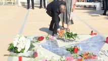 Flores y velas en un emotivo homenaje en Cambrils en memoria de las víctimas