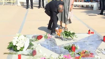 Download Video: Flores y velas en un emotivo homenaje en Cambrils en memoria de las víctimas