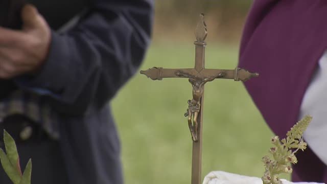 Un sacerdote gallego organiza misas a pie de carretera para pedir su reparación