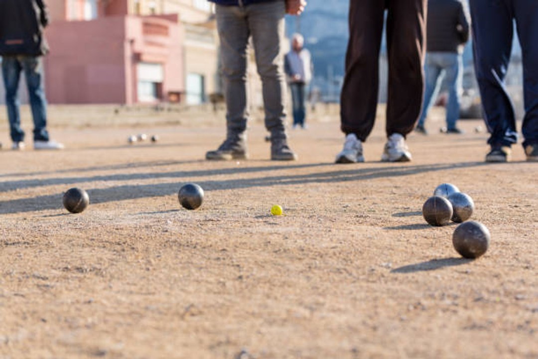 Pétanque : la réglementation pour les boules et la tenue vestimentaire en compétition