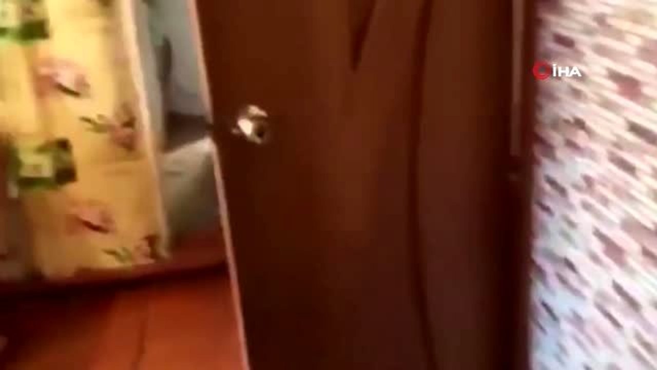 - Cinnet Getiren Rus Genç, Ailesini Baltayla Ka...
