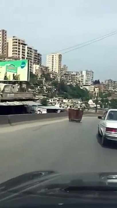 Cette benne à ordures roule seule sur l'autoroute au milieu des voitures !