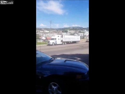 Frein oublié : ce camion 40 tonnes fait une marche arrière sans conducteur !