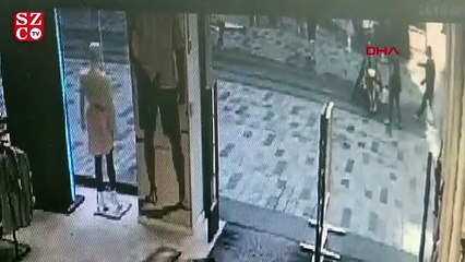 İstiklal Caddesi'nde motosikletli insanların arasına daldı