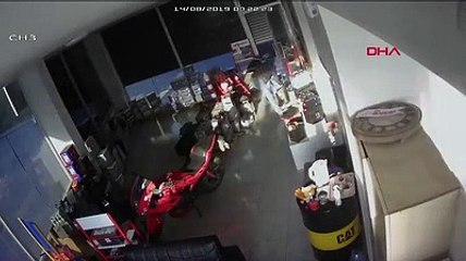 3 dakikada 20 bin liralık akü çaldılar