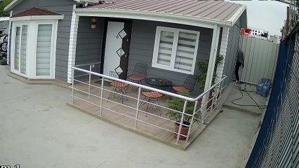 30 santimetreden girip dükkanı soydu, farklı kılıkla çıkarken kameraya yakalandı