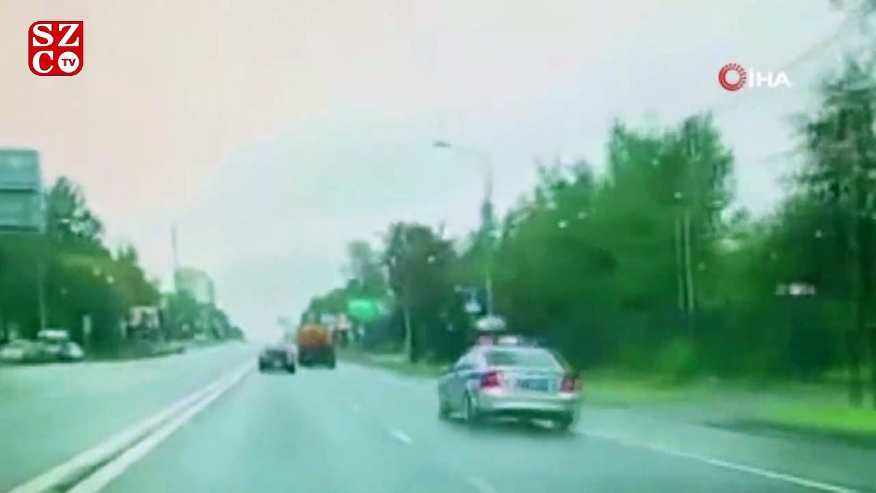 Polis aracı çöp kamyonuna çarpıp takla attı