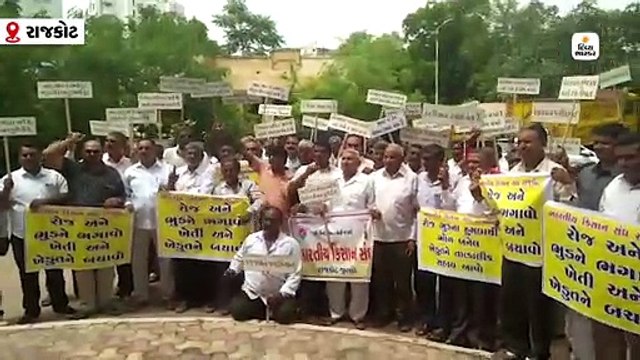 રાજકોટમાં ભુંડ-રોઝના ત્રાસથી ખેડૂતોએ કલેક્ટર કચેરી ખાતે ઉગ્ર વિરોધ કર્યો, 6 અટકાયત