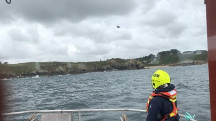 Exercice d’hélitreuillage de la SNSM de Douarnenez avec la marine nationale