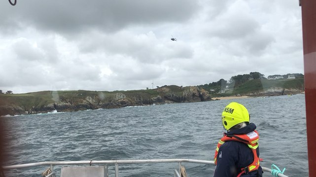 Exercice d’hélitreuillage de la SNSM de Douarnenez avec la marine nationale