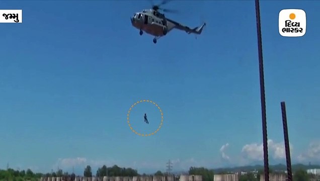 નદીના ઉફણતા પાણીમાં પુલ વચ્ચે ફસાયા બે લોકો, જાબાંઝ વાયુસૈનિકોએ રેસ્ક્યૂ કરી બચાવ્યા