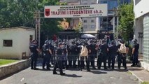 Përplasje mes policisë dhe protestuesve në Shkodër