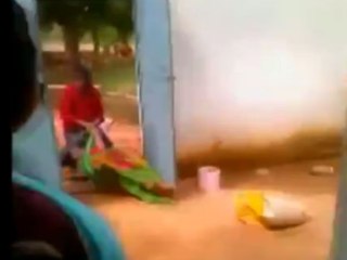 குழந்தையுடன் வந்த பழங்குடியின பெண்ணை இரக்கமின்றி வெளியேற்றும் கொடூர வீடியோ